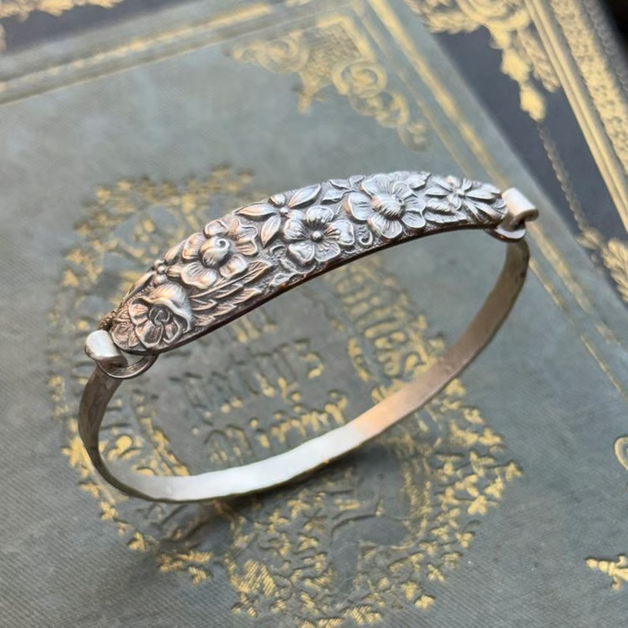 Handgefertigter Löffelarmreif aus Sterlingsilber – Hergestellt aus authentischem versilbertem Vintage-Silberbesteck