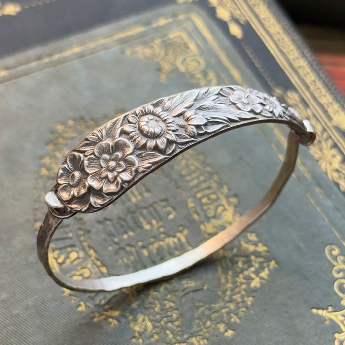 Handgefertigter Löffelarmreif aus Sterlingsilber – Hergestellt aus authentischem versilbertem Vintage-Silberbesteck