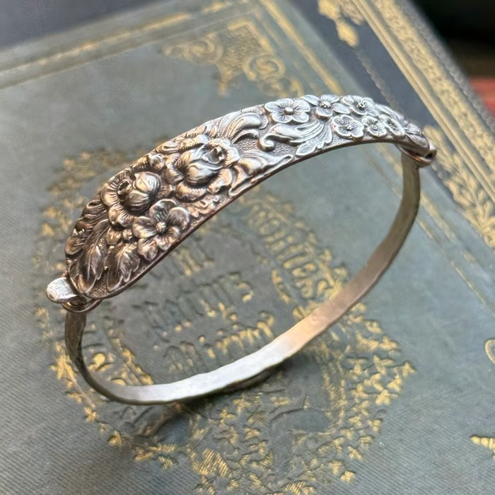 Handgefertigter Löffelarmreif aus Sterlingsilber – Hergestellt aus authentischem versilbertem Vintage-Silberbesteck