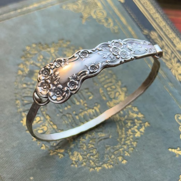 Handgefertigter Löffelarmreif aus Sterlingsilber – Hergestellt aus authentischem versilbertem Vintage-Silberbesteck