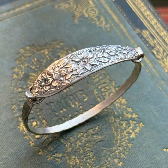 Handgefertigter Löffelarmreif aus Sterlingsilber – Hergestellt aus authentischem versilbertem Vintage-Silberbesteck
