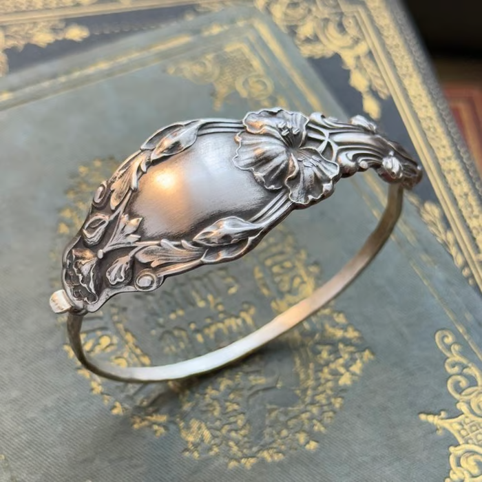 Handgefertigter Löffelarmreif aus Sterlingsilber – Hergestellt aus authentischem versilbertem Vintage-Silberbesteck
