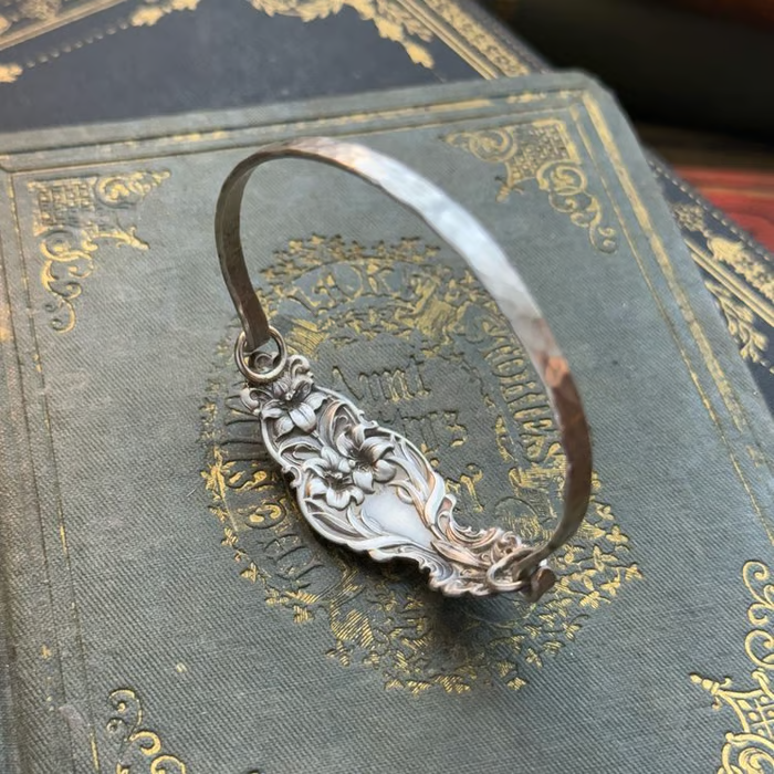 Handgefertigter Löffelarmreif aus Sterlingsilber – Hergestellt aus authentischem versilbertem Vintage-Silberbesteck