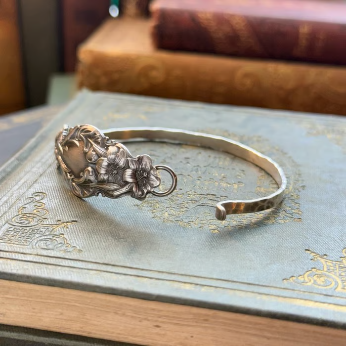 Handgefertigter Löffelarmreif aus Sterlingsilber – Hergestellt aus authentischem versilbertem Vintage-Silberbesteck