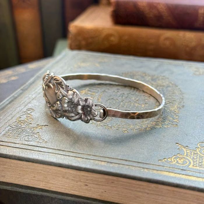 Handgefertigter Löffelarmreif aus Sterlingsilber – Hergestellt aus authentischem versilbertem Vintage-Silberbesteck