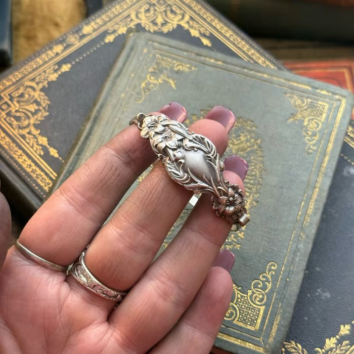 Handgefertigter Löffelarmreif aus Sterlingsilber – Hergestellt aus authentischem versilbertem Vintage-Silberbesteck