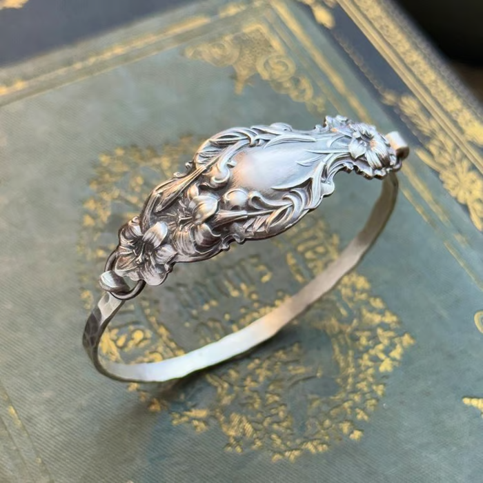 Handgefertigter Löffelarmreif aus Sterlingsilber – Hergestellt aus authentischem versilbertem Vintage-Silberbesteck