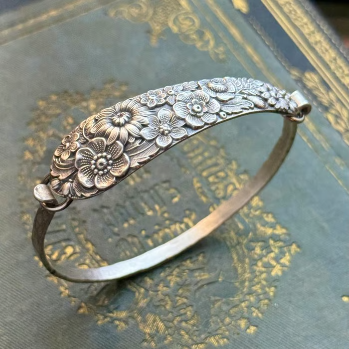 Handgefertigter Löffelarmreif aus Sterlingsilber – Hergestellt aus authentischem versilbertem Vintage-Silberbesteck