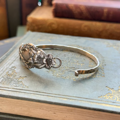 Handgefertigter Löffelarmreif aus Sterlingsilber – Hergestellt aus authentischem versilbertem Vintage-Silberbesteck